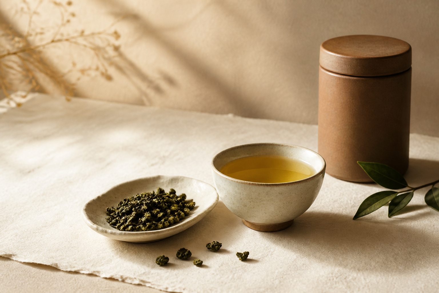 凍頂烏龍茶湯與茶葉茶席，南投鹿谷焙火烏龍茶訂購參考